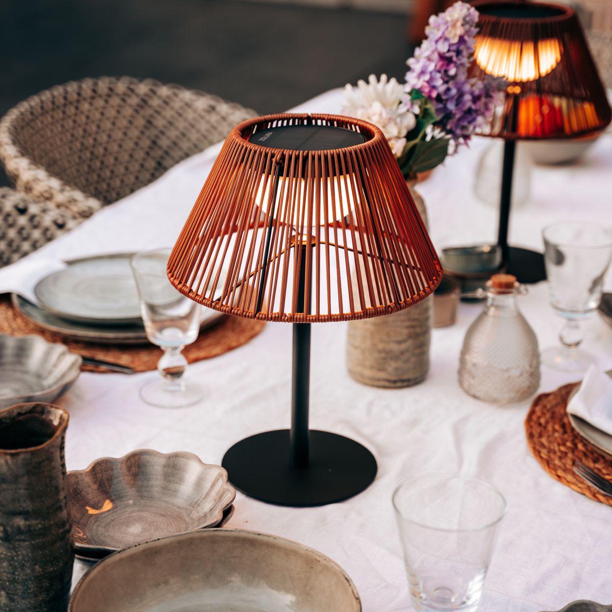 LED zonne-tafellamp buiten warm wit/warm geel zonne-tafellamp buiten draadloze 2 in 1 zonne-laden & USB Charge dimbare decoratieve lamp met afstandsbediening voor tuin camping tafel hotel (Grijs LED zonne-tafellamp buiten warm wit/warm geel zonne-tafellamp buiten draadloze 2 in 1 zonne-laden & USB Charge dimbare decoratieve lamp met afstandsbediening voor tuin camping tafel hotel (Grijs