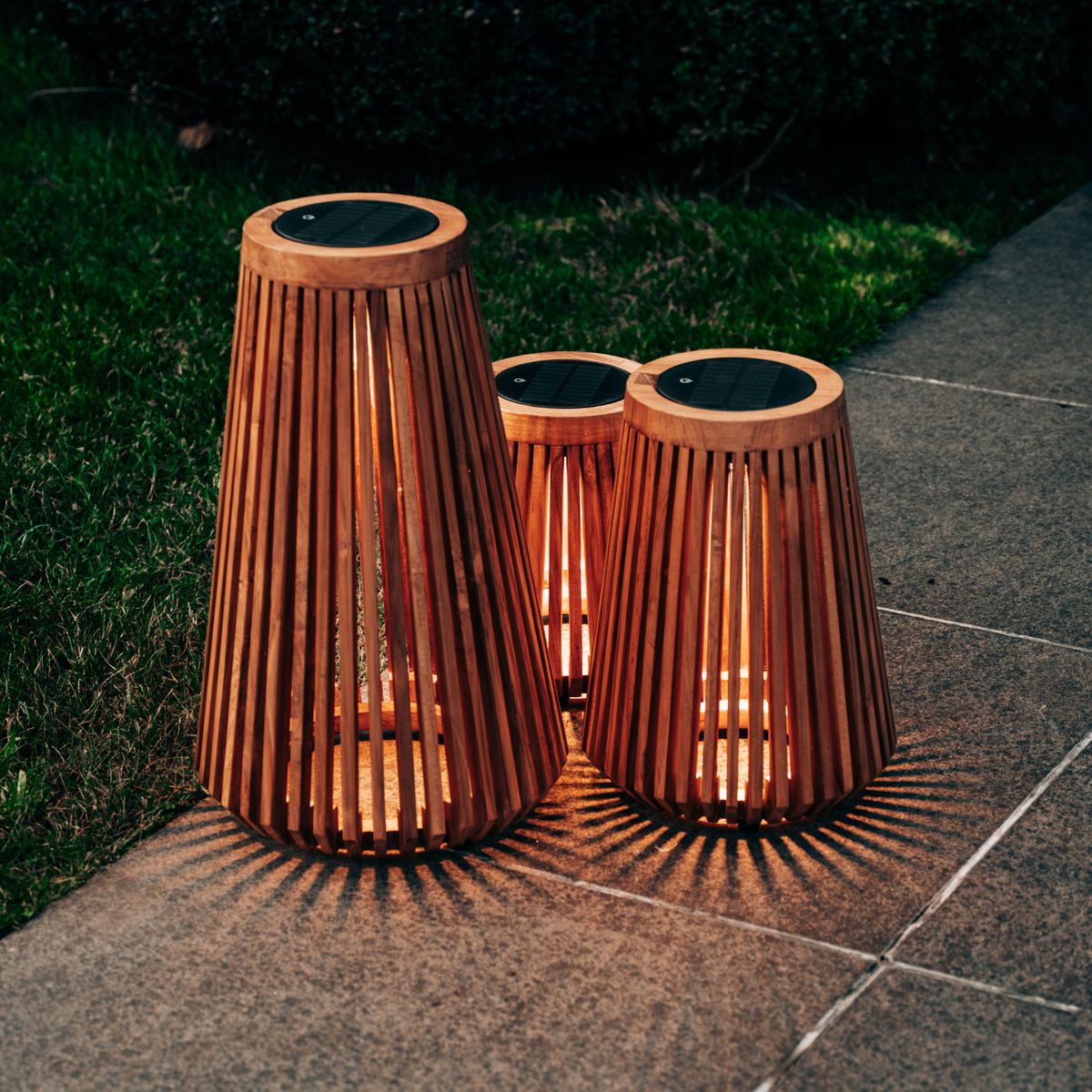 Solar Teak Light LON M
