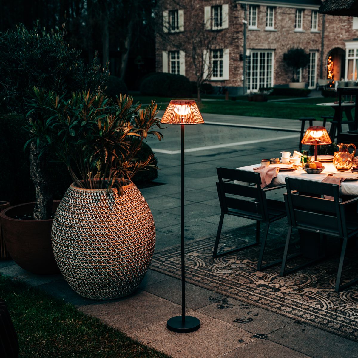 Lampadaire solaire Sofie | Lumière chaude - Télécommande - intensité variable - minuterie